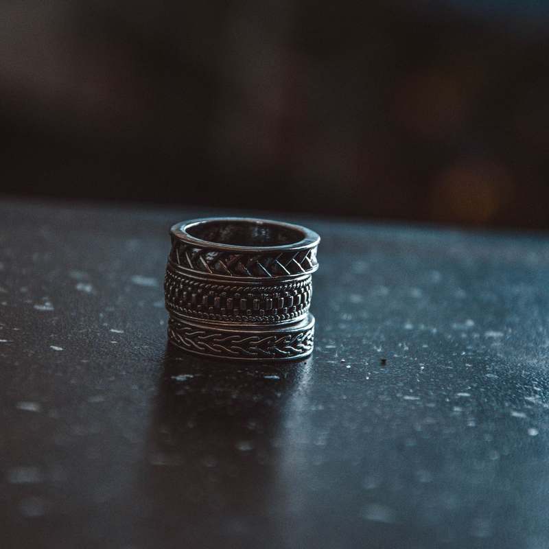 Серебряное кольцо с рельефным узором крупным планом